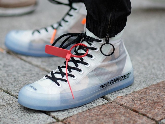 Salah satu sneakers kolobarasi yang paling dinantikan di 2018 adalah OFF-WHITE x Converse Chuck Taylor All Star. Virgil Abloh menginjeksikan sentuhan urban pada seri klasik Converse tersebut lewat permainan material transparan. (Foto: Dok. Highsnobiety)