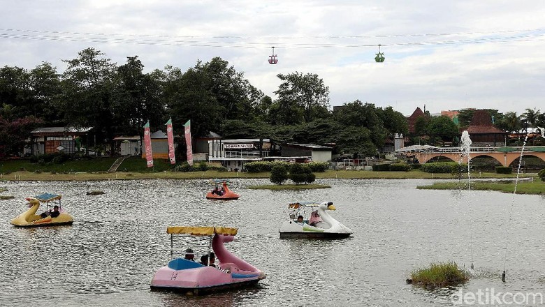 Taman Mini Indonesia Indah (TMII) Libur akhir tahun dimanfaatkan warga untuk berkunjung ke berbagai objek wisata. Salah satunya adalah TMII yang mulai ramai jelang malam tahun baru.