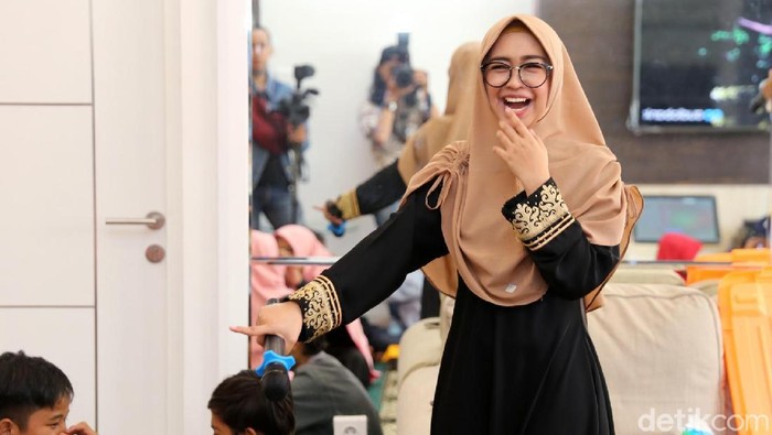 Ria Ricis asat ditemui di acara syukuran rumahnya di kawasan Kebagusan.