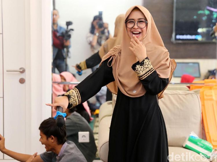 Wajah Bahagia Ria Ricis saat Syukuran Rumah Barunya