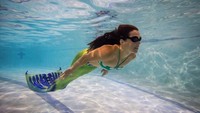 Kamu harus bisa berenang dengan kondisi kaki terikat oleh kostum. Foto: Jack Taylor/Getty Images
