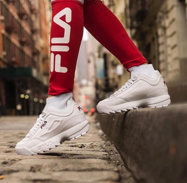  Penggemar sneakers adalah orang yang fleksibel. Mereka nyaman saat berhubungan dengan orang yang lebih muda maupun lebih tua. Bagi penggemar sneakers, usia hanyalah angka. “Sneakers itu serbaguna. Orang yang sangat terbuka yang mau mengeksplorasi banyak pilihan dan ide berbeda. Mereka enerjik dan awet muda; mereka benar-benar tidak muda atau tua. Mereka tampaknya bergerak dengan lancar mengikuti kelompok usia tertentu, imbuh Kelada. Foto: Instagram