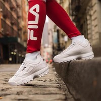  Penggemar sneakers adalah orang yang fleksibel. Mereka nyaman saat berhubungan dengan orang yang lebih muda maupun lebih tua. Bagi penggemar sneakers, usia hanyalah angka. “Sneakers itu serbaguna. Orang yang sangat terbuka yang mau mengeksplorasi banyak pilihan dan ide berbeda. Mereka enerjik dan awet muda; mereka benar-benar tidak muda atau tua. Mereka tampaknya bergerak dengan lancar mengikuti kelompok usia tertentu, imbuh Kelada. Foto: Instagram