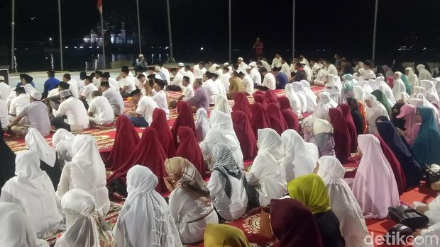 Tahun ini Pemkot Makassar menggelar perayaan tahun baru dengan zikir dan doa bersama
