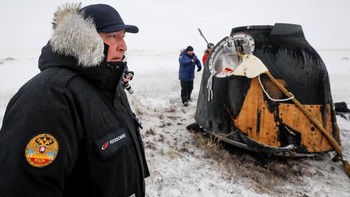 Pihak Rusia tengah menginvestigasi lubang tersebut. Untungnya, lubang berada di bagian Soyuz yang tidak perlu melakukan perjalanan kembali ke Bumi untuk memulangkan astronot. Foto: Reuters