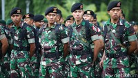 Bukan hanya kepolisian, aparat TNI juga dikerahkan dalam pengamanan perayaan malam tahun baru.