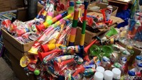 Sekarang (hari terakhir) baru terjual setengahnya. Saya jual awal itu 1.000 piece, kata salah seorang pedagang lainnya mengamini pernyataan pedagang yang lain.