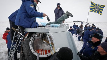 Soyuz MS-09 ini sempat jadi berita karena ditemukan lubang di salah satu bagiannya yang diduga sengaja dilakukan oleh tangan manusia, bukan cacat pabrik. Foto: Reuters