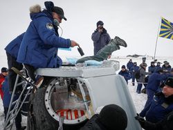 Pendaratan Dramatis 3 Astronot dari Antariksa ke Padang Salju