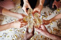 Begini Awal Mula Tradisi 'Cheers' Champagne Saat Pesta Tahun Baru 