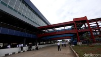 Beginilah kondisi terminal Pondok Cabe yang minimalis dan terkesan modern. Ruang tunggu penumpang terhubung langsung ke parkiran bus seperti garbarata pesawat terbang di bandara.