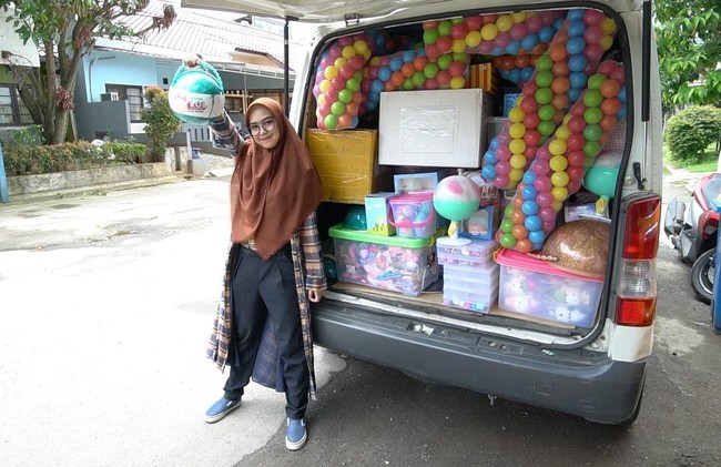 Agar tetap tampil kasual sesuai usianya, Ricis biasanya memadukan long outerwear dengan celana kulot. Motif garis atau floral yang playful juga membuatnya terlihat enerjik Foto: Instagaram/riaricis1795