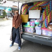 Agar tetap tampil kasual sesuai usianya, Ricis biasanya memadukan long outerwear dengan celana kulot. Motif garis atau floral yang playful juga membuatnya terlihat enerjik Foto: Instagaram/riaricis1795