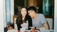 Makan siang di restroan All You Can Eat, Marcel dan Deasy membagikan momen romantis lewat foto polaroid yang dibaikan ke Instagram. Foto: Instagram @deasypriscilla