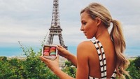 Saat berada di Paris. (hannahpolites/Instagram)