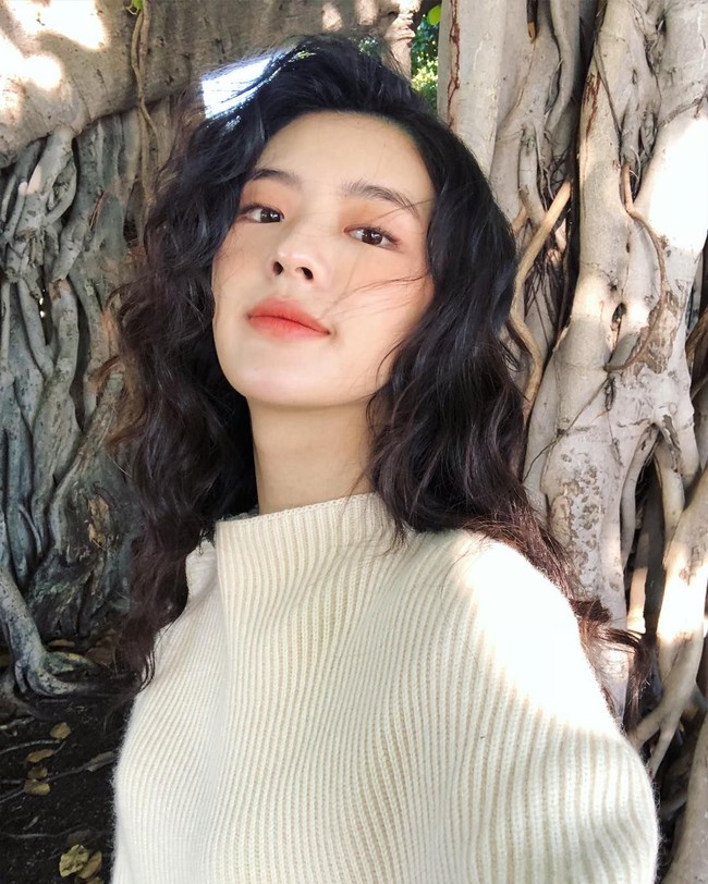 Lee Kwang Soo, aktor Korea yang juga dikenal sebagai pemain variety Show Running Man dikonfirmasi tengah berpacaran. Adalah aktris cantik Lee Sun Bin yang dikabarkan menjadi kekasih pria 33 tahun itu. Mereka dilaporkan telah berhubungan lima bulan terakhir. Foto: Instagram @sunbin_eyesmag