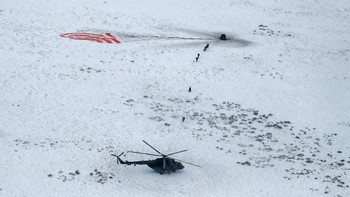 Helikopter mendarat di aerah terpencil bersalju di dekat kota Zhezkazgan Kazakhstan, di mana kapsul tersebut mendarat pada tanggal 20 Desember lalu.Foto: Reuters