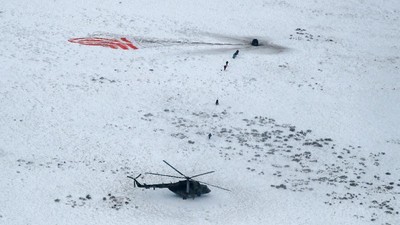 Pendaratan Dramatis 3 Astronot dari Antariksa ke Padang Salju