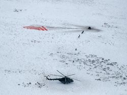 Pendaratan Dramatis 3 Astronot dari Antariksa ke Padang Salju