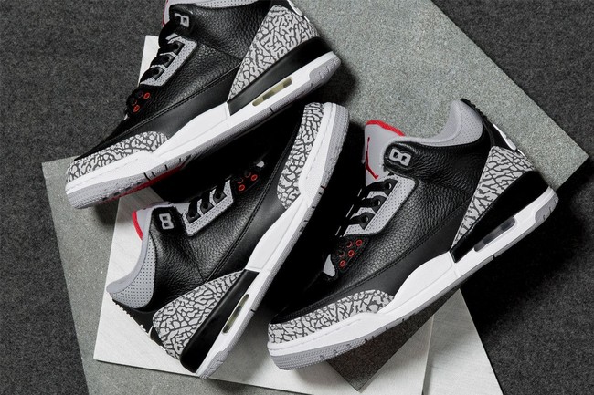 Kurang afdal rasanya membahas sneaker terpopuler tanpa menyertakan Nike Air Jordan yang seri pertamanya dirilis pada 1988 silam. Tahun ini, Air Jordan hadir dengan wajah baru. Air Jordan 3 Black Cement, begitu namanya, hadir dengan baluran warna monokromatik disertai motif semen klasiknya dan aksen warna merah yang kekinian. (Foto: Dok. Highsnobiety)