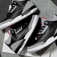 Kurang afdal rasanya membahas sneaker terpopuler tanpa menyertakan Nike Air Jordan yang seri pertamanya dirilis pada 1988 silam. Tahun ini, Air Jordan hadir dengan wajah baru. Air Jordan 3 Black Cement, begitu namanya, hadir dengan baluran warna monokromatik disertai motif semen klasiknya dan aksen warna merah yang kekinian. (Foto: Dok. Highsnobiety)