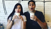 Berlibur ke Bali, Marcel dan Deasy kompak mencoba makanan unik dengan asap yang mengebul dari dalam gelas. Kira-kira makanan apa yang sedang mereka coba, ya? Foto: Instagram @deasypriscilla
