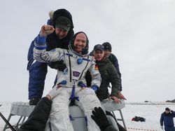 Pendaratan Dramatis 3 Astronot dari Antariksa ke Padang Salju