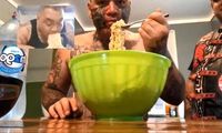 Lomba Makan Mie Instan Tercepat, Para Anggota Mafia Ini Dituduh Curang