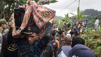 Warga membawa barang-barang yang tersisa dari reruntuhan longsor di kampung Cimapag, Desa Sirnaresmi, Kecamatan Cisolok, Kabupaten Sukabumi, Jawa Barat, Selasa (1/1/2019). ANTARA FOTO/M Agung Rajasa.