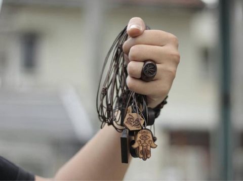 Produk cincin dan kalung Holly Chopper