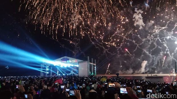 Kembang api menyala di Pantai Ancol selama 13 menit