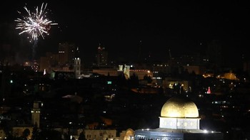 Kembang api di Yerusalem. Foto: REUTERS/Ammar Awad