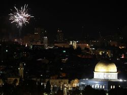 Warna-warni Kembang Api di Malam Pergantian Tahun