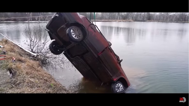 Mobil Direndam di Danau Selama 6 Bulan dan masih bisa menyala. Foto: Istimewa Mobil Direndam di Danau Selama 6 Bulan dan masih bisa menyala. Foto: Istimewa