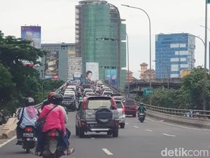 Pengunjung Ragunan Membludak, Lalin Pejaten Macet Parah