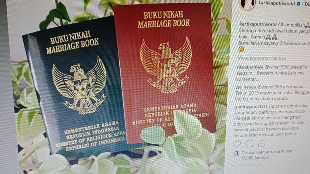 Buku nikah yang diposting Kartika Putri. 