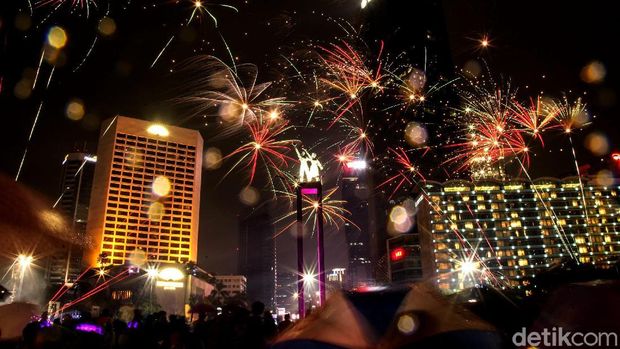 Pergantian tahun baru kian meriah di kawasan Bundaran HI, Jakarta. Detik-detik jelang 2019, pesta kembang api mewarnai langit.