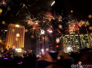 Pesta Kembang Api di Bundaran HI Meriah Banget