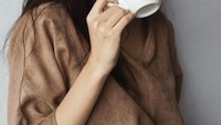 Wanita yang akrab disapa Anggika ini juga termasuk foodies yang suka kulineran. Beberapa kali ia pamer foto kulinerannya lewat instagram. Seperti saat menikmati segelas minuman sambil berpose dengan senyum manis. Foto: instagram @AnggikaBolsterli