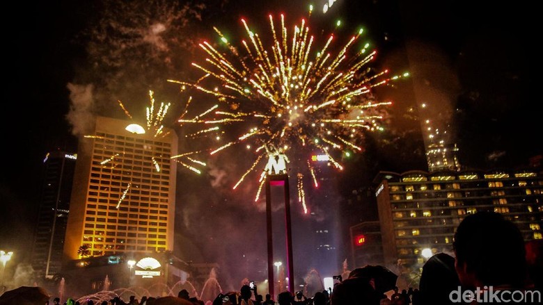 Pergantian tahun baru kian meriah di kawasan Bundaran HI, Jakarta. Detik-detik jelang 2019, pesta kembang api mewarnai langit.