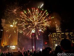 Warna-warni Kembang Api di Malam Pergantian Tahun