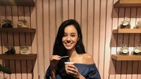 Satu cup es krim sedang asyik dinikmati Anggika. Senyum manis dilemparkan Anggika saat menatap kamera, cekrek! Foto: instagram @AnggikaBolsterli