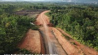 Salah satu contoh pembangunan jalan perbatasan Indonesia-Malaysia di Tering-Long Bagun Kalimantan Timur. Pool/Kementerian PUPR.
