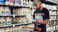 Roy Yohanes Febriyanto Siahaan atau Roy Ricardo merupakan rapper yang punya gaya unik dan keren. Lewat akun Instagramnya, adik dari Melaney Ricardo itu kerap mengunggah momen makannya saat menyantap aneka steak. Foto: Instagram @royricardo