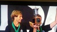 Kemudian seorang atlet, namanya tak jauh dari bidang pekerjaanya. Yakni Scott Forrest (hutan), ia menjadi atlet yang berhasil memenangkan kejuaraan panjat pohon internasional. Istimewa/Boredpanda.
