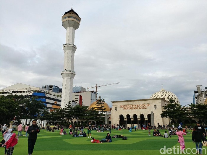 Masjid Raya Bandung Bagikan 5000 Bungkus Daging Kurban