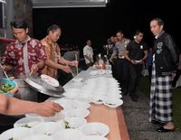 Lewati Pergantian Tahun, Jokowi Nikmati Wedang Ronde Hingga Bakmi