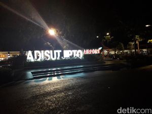 Merapi Erupsi, Ini Jadwal Operasi Bandara Adi Soemarmo & Adisutjipto