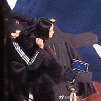 Menurut laporan AsiaOne, foto-foto yang dibagikan di Weibo itu memperlihatkan seorang wanita mengenakan jas hitam berlutut di lantai dan melepaskan sepatu bot serta kaus kaki wanita yang diduga Angelababy, dan kemudian menggantinya dengan sepatu berhak tinggi. Foto: Instagram/@angelababyct