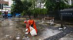 Membersihkan Sisa Sampah di Kawasan Bundaran HI